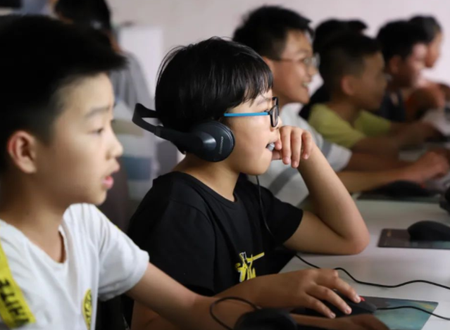言传身教老师根据本身经历形成的共同个人魅力与鲜明教育风格