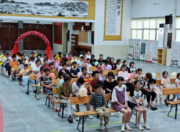 走进村社幼儿园小学展开针对性辅导为留守儿童祖辈开设隔代教育
