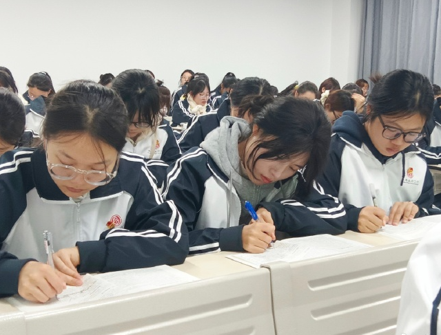 实践层面看学生理论首先面临着自我教育功用发挥缺少的难题