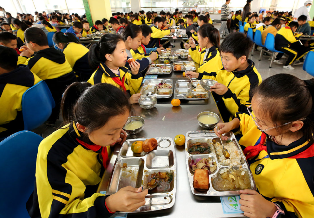 饮食观念是在家庭的饮食习惯和教育理念的影响下潜移默化形成 饮食观念是在家庭的饮食习惯和教育理念的影响下潜移默化形成