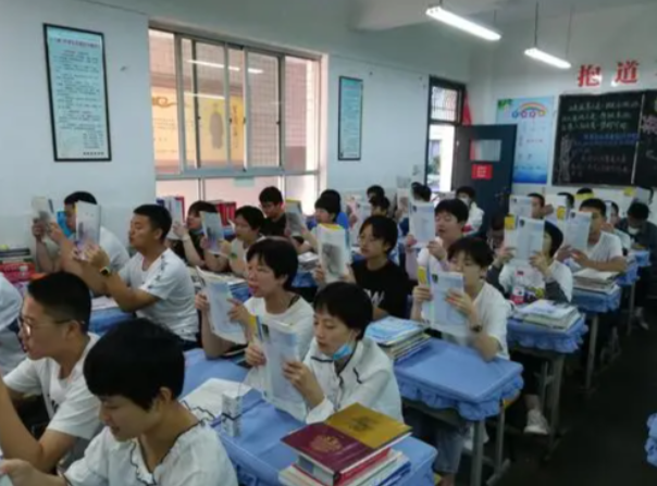 过早到校把本该属于孩子休息的时间变成了另一种隐性的教育内卷
