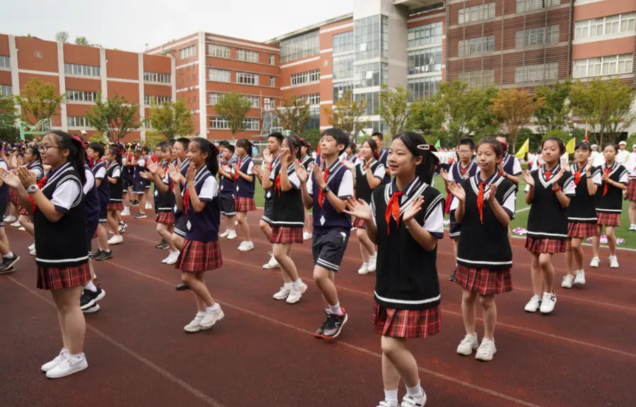 眼里有光身上有汗是让学生动起来在奔驰跳动中感触运动的快乐
