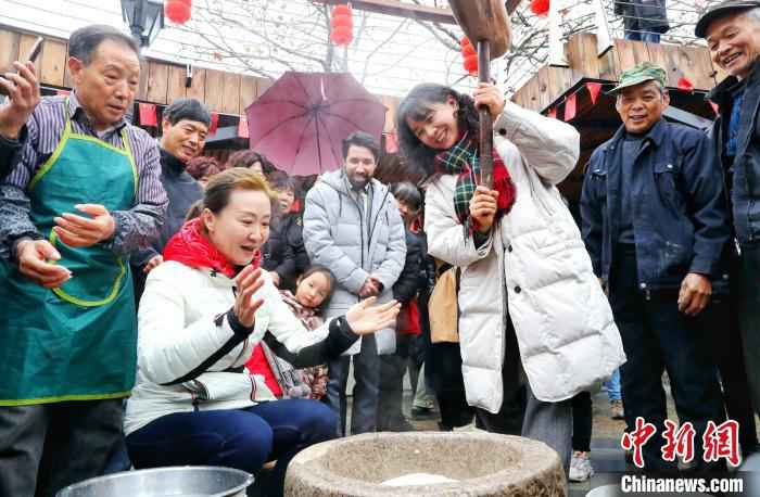  小镇传年俗文化节：新老“混搭”中探寻别样“年味”