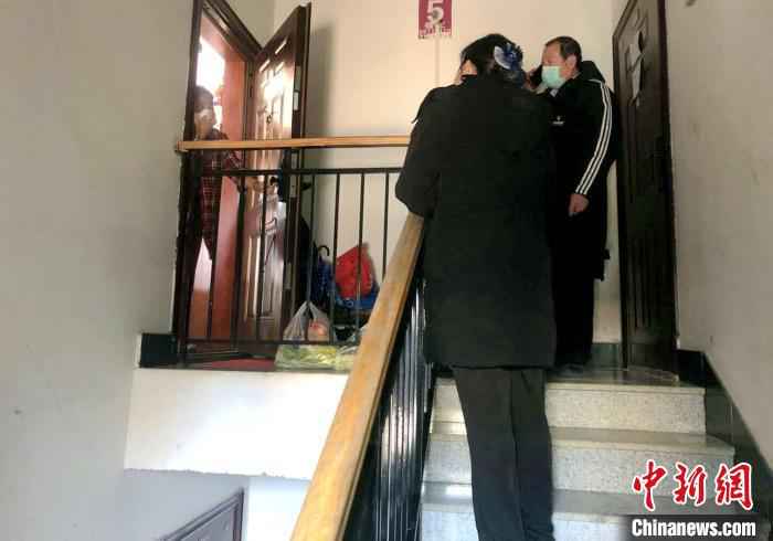 送生活必需品。 赵桂华 摄 面对境外入沈人员:“四步走”夯实居家隔离