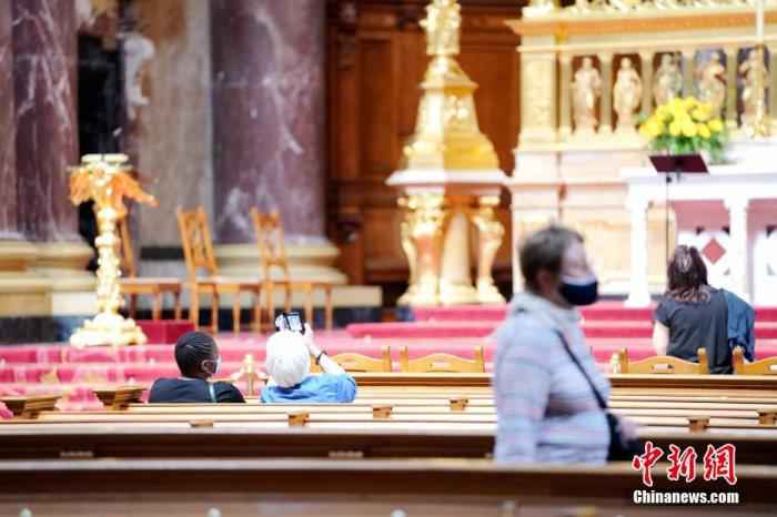 资料图:德国首都柏林著名景点和地标建筑之一柏林大教堂日前重新向游客开放。图为6月12日下午,柏林大教堂内的参观者。
中新社记者 彭大伟 摄 默克尔称德国新冠疫情风险仍严峻 呼吁全民继续遵守防疫规定