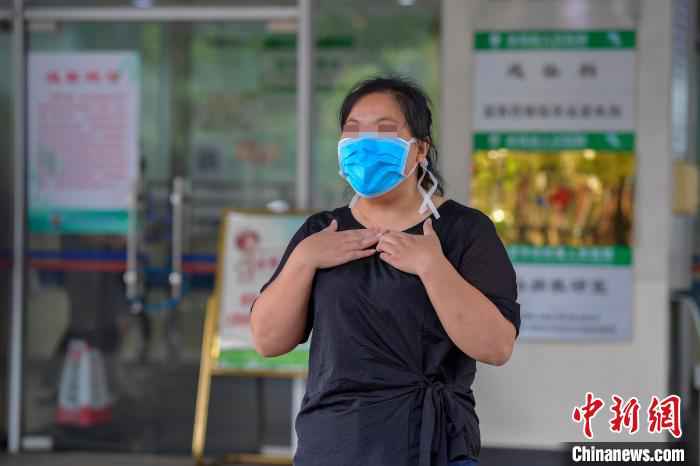 海南省最后一例新冠肺炎确诊病例在海南省人民医院治愈出院。 骆云飞 摄 海南省实现新冠肺炎确诊病例“清零”